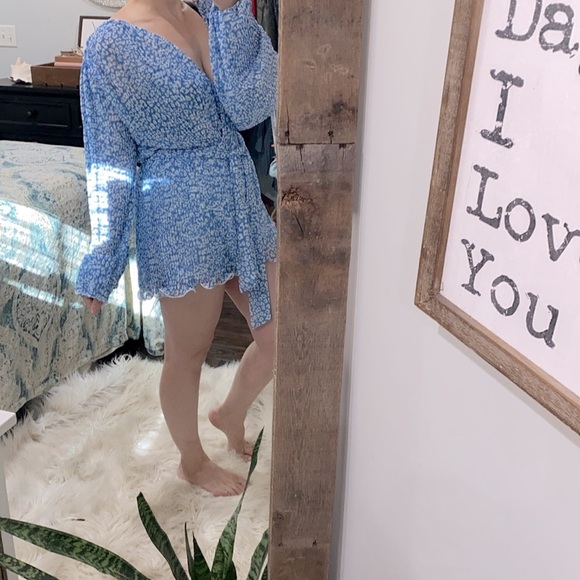 C/MEO COLLECTIVE so settled romper in blue ditsy floral size small - Picture 8 of 16